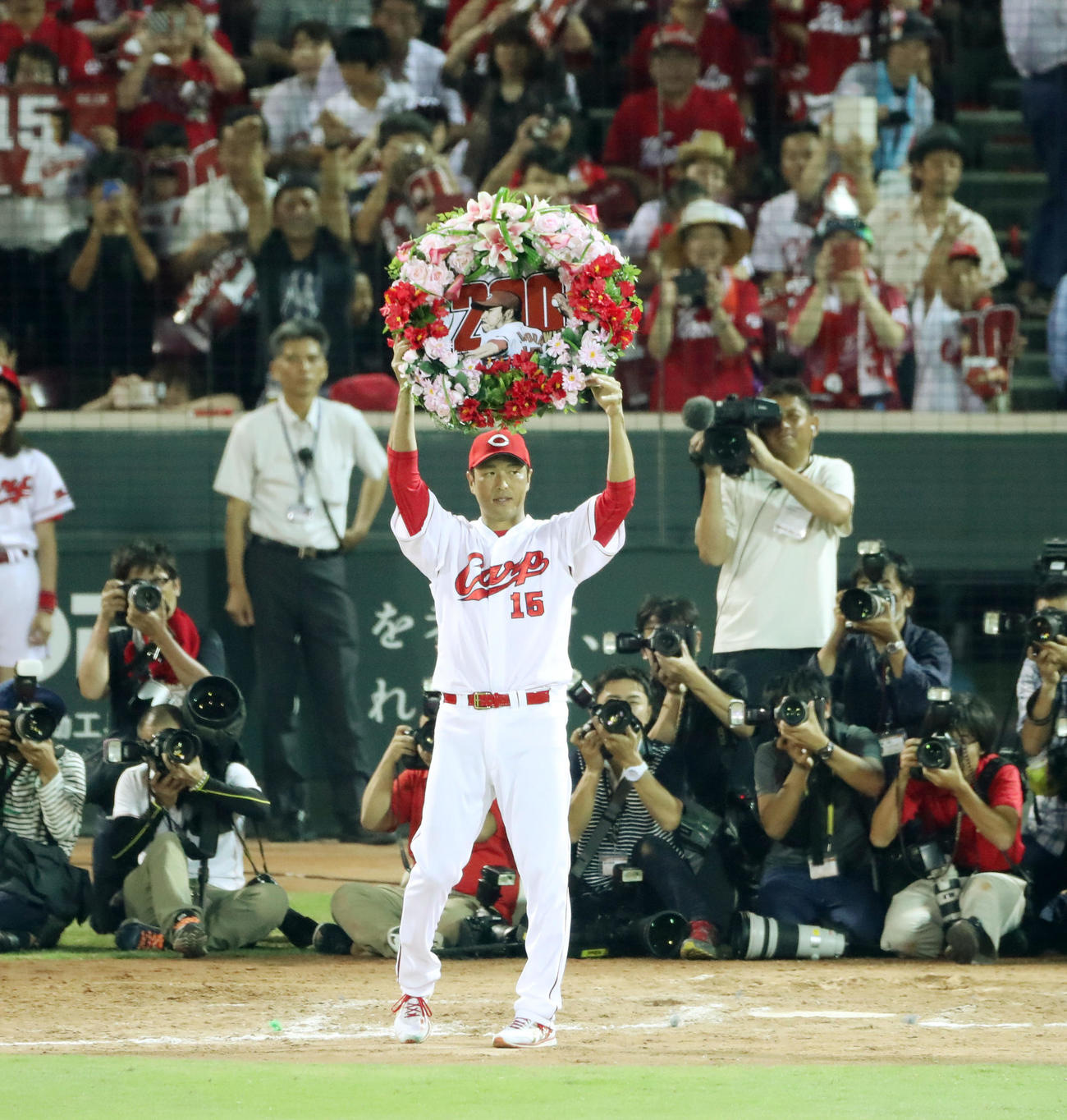 日米通算200勝を達成した黒田博樹は花輪を手に場内へあいさつ（2016年7月23日撮影）