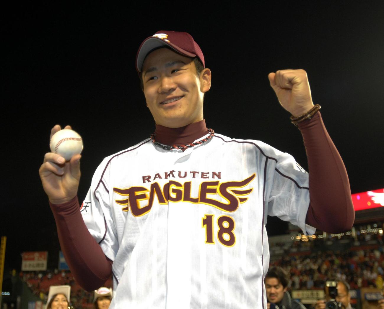 プロ初勝利を挙げた田中将大はウイニングボールを持ちにっこり（07年04月18日撮影）