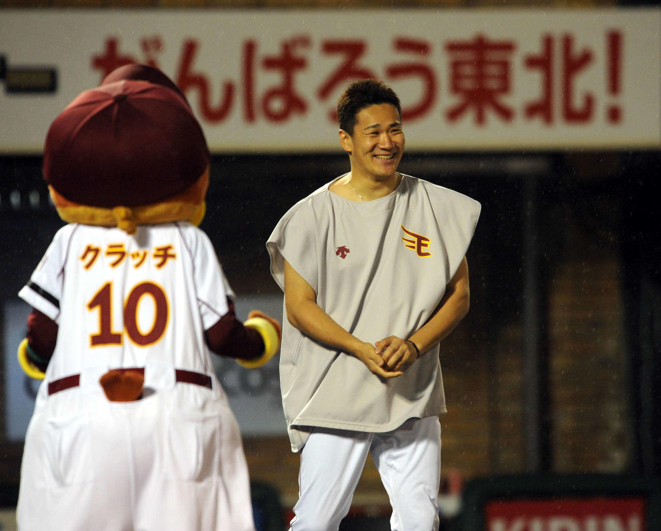 プロ50勝　ウイニングボールを握りしめ笑顔を見せる田中将大（11年6月1日撮影）