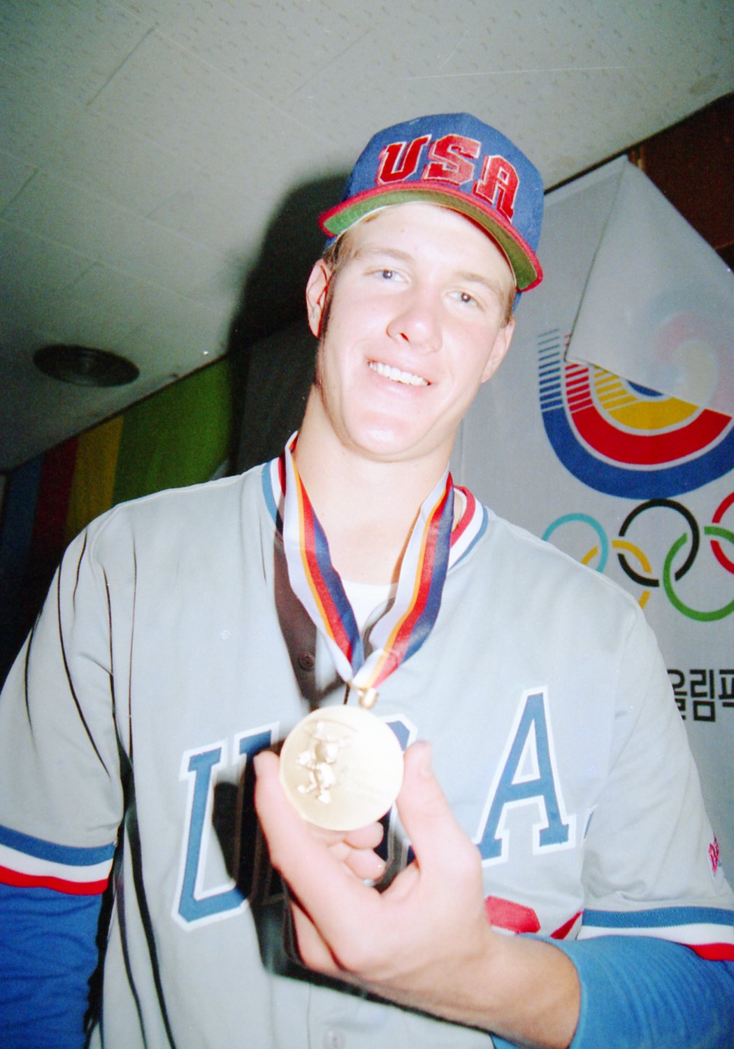 ソウル五輪　日本対米国　金メダルを手に笑顔を見せる米国ジム・アボット（1988年9月28日撮影）