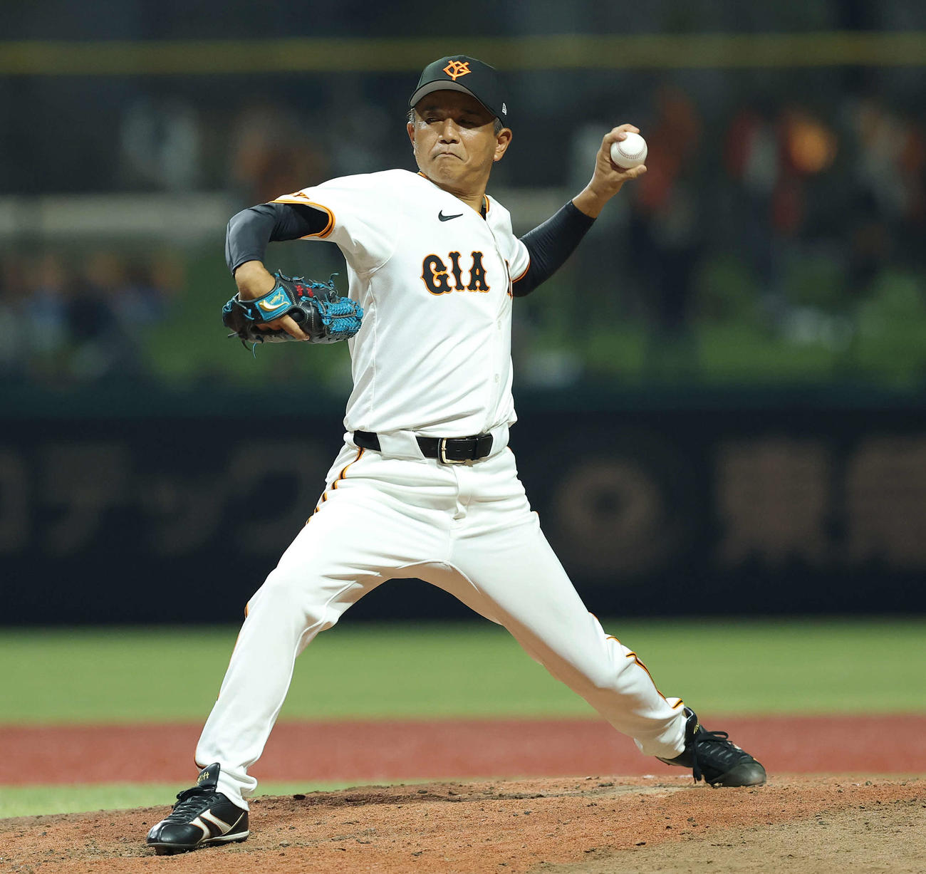 巨人OB対巨人女子軟式野球チーム　4回表、力投する前田氏（撮影・河田真司）