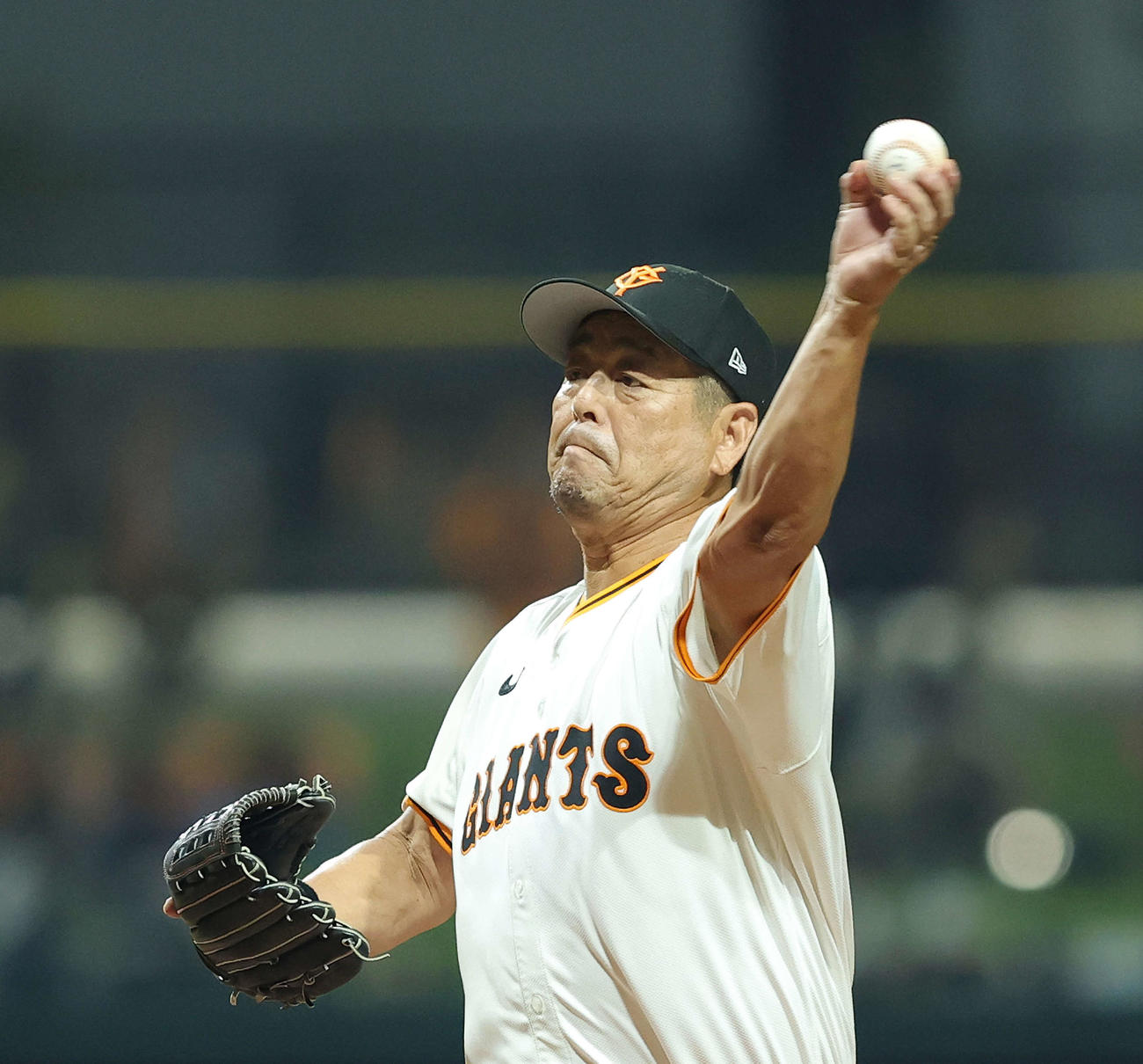 巨人OB対巨人女子軟式野球チーム　5回表、力投する角氏（撮影・河田真司）