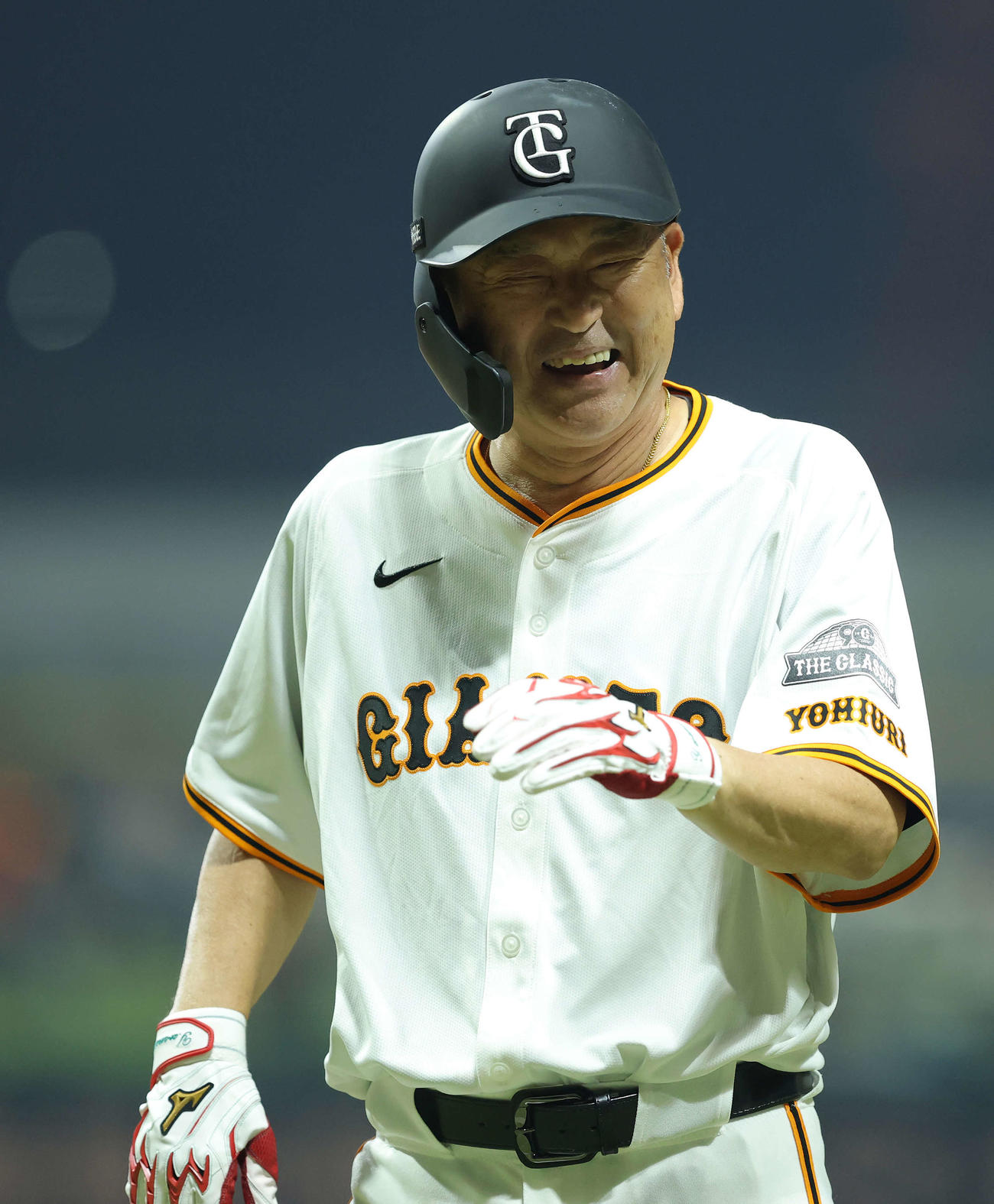 巨人OB対巨人女子軟式野球チーム　5回裏、ゴロに倒れ笑顔でベンチに戻る岡崎氏（撮影・河田真司）