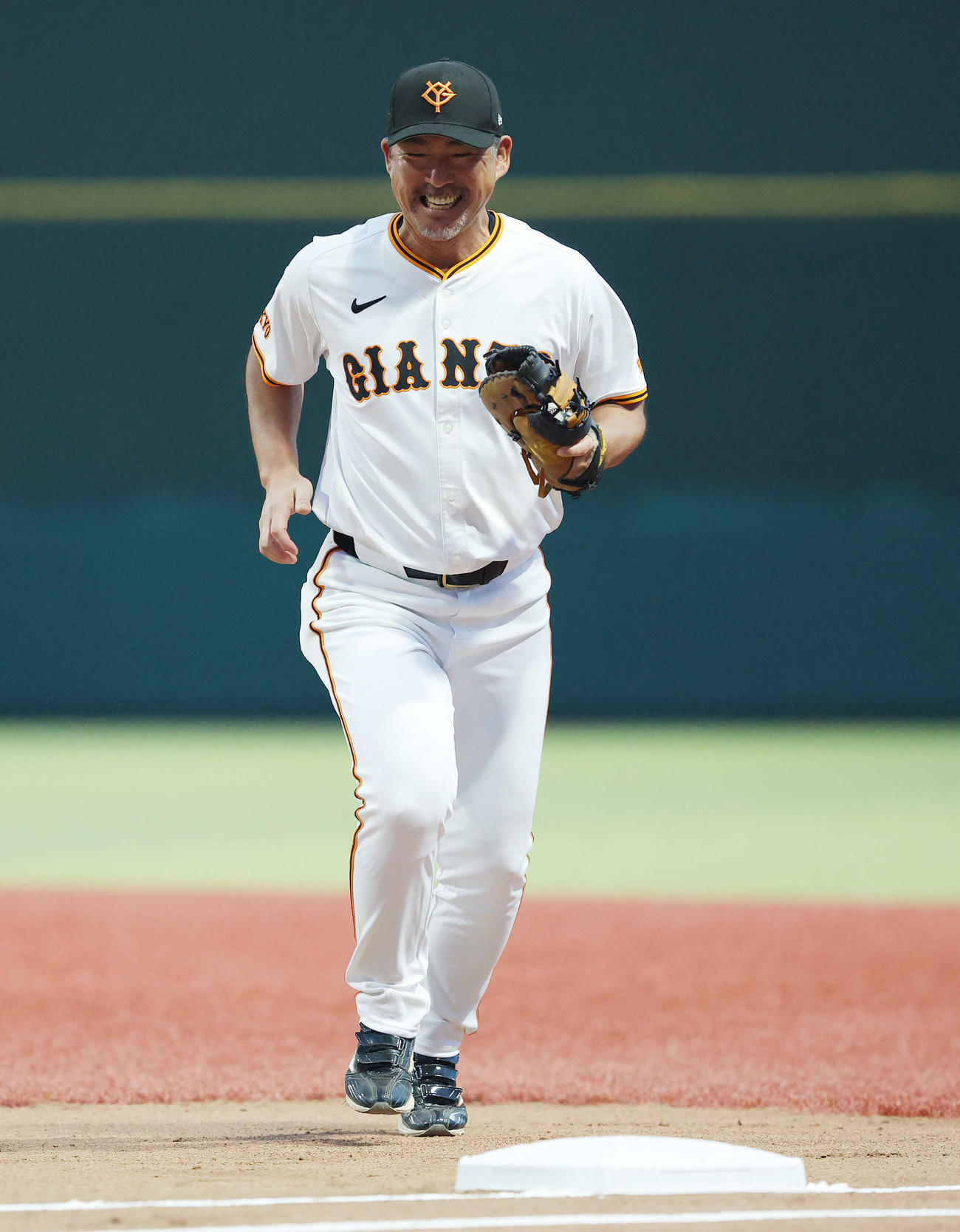巨人OB対巨人女子軟式野球チーム　1回表、笑顔を見せる小笠原氏（撮影・河田真司）