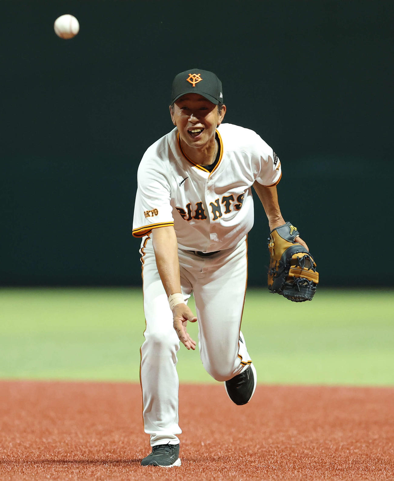 巨人OB対巨人女子軟式野球チーム　6回表、一塁に送球する篠塚氏（撮影・河田真司）