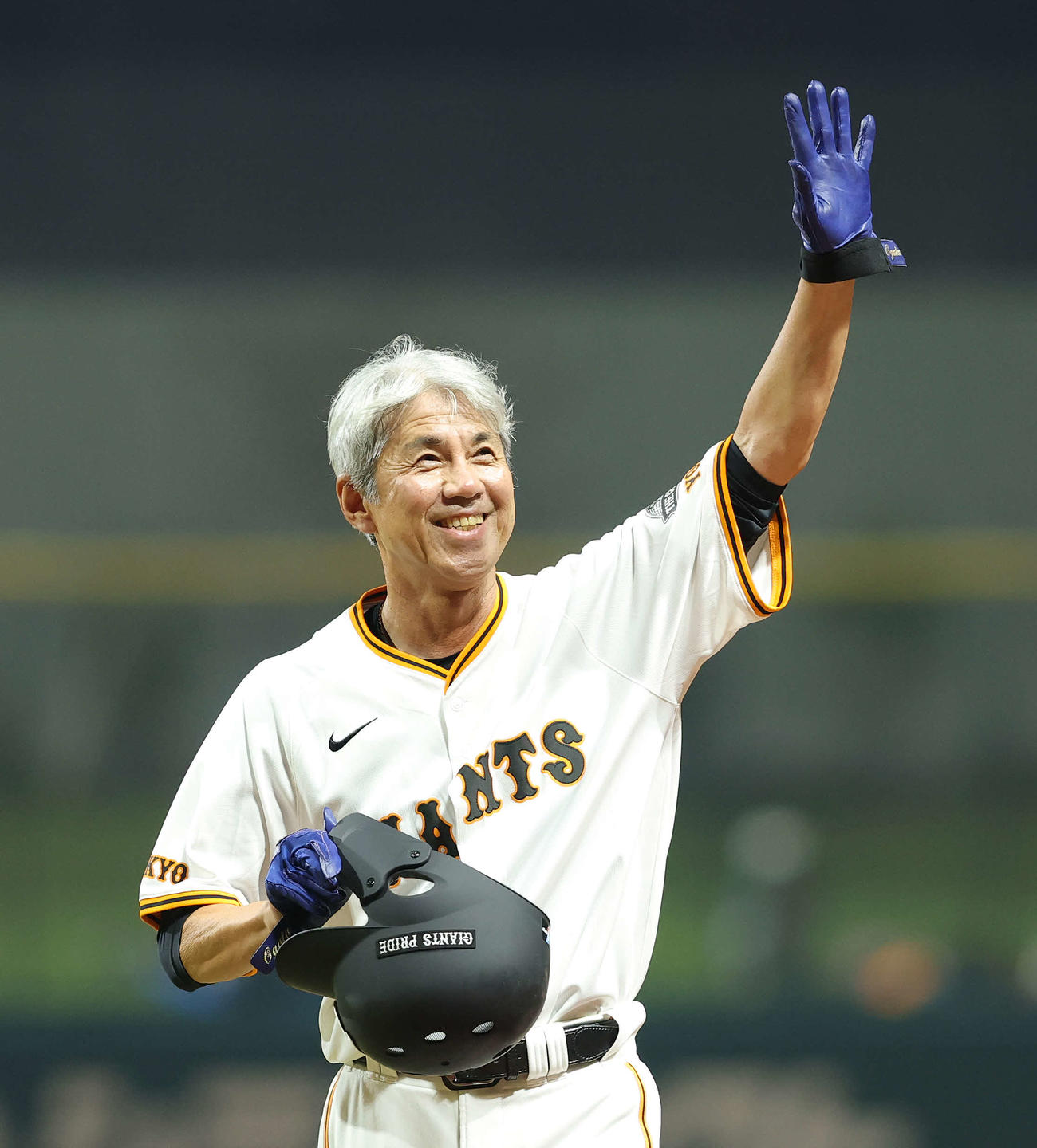 巨人OB対巨人女子軟式野球チーム　6回裏を終え、声援に応える緒方氏（撮影・河田真司）