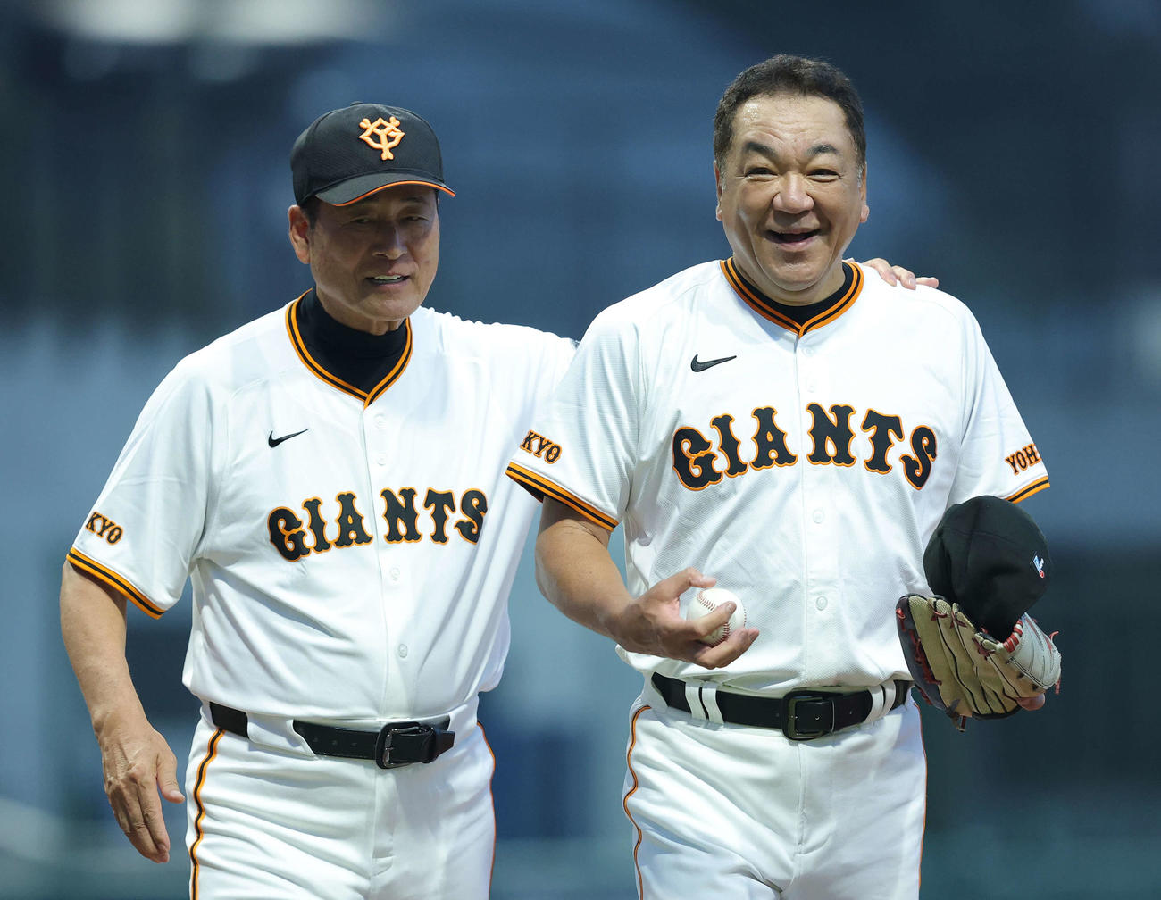 巨人OB対巨人女子軟式野球チーム　1回表、降板となり、中畑監督（左）に迎えられ笑顔を見せる槙原氏（撮影・河田真司）
