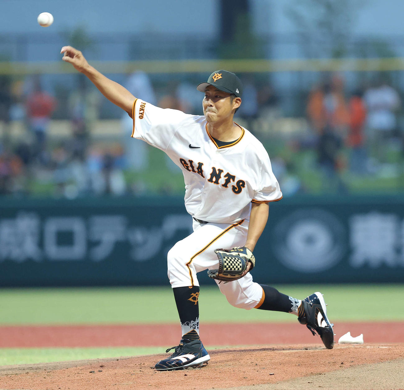 巨人OB対巨人女子軟式野球チーム　1回表、力投する東野氏（撮影・河田真司）
