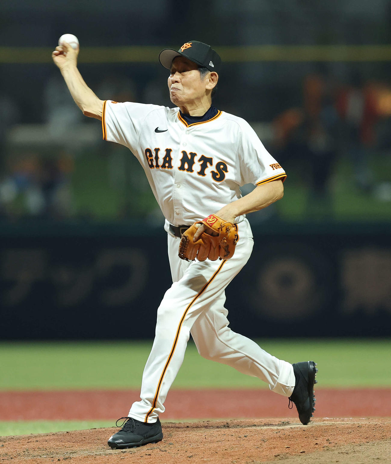 巨人OB対巨人女子軟式野球チーム　4回表、力投する鹿取氏（撮影・河田真司）