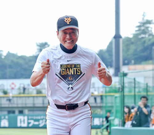 巨人OB対巨人女子軟式野球チーム　試合前、カメラに向かい笑顔でポーズを決める中畑氏（撮影・河田真司）