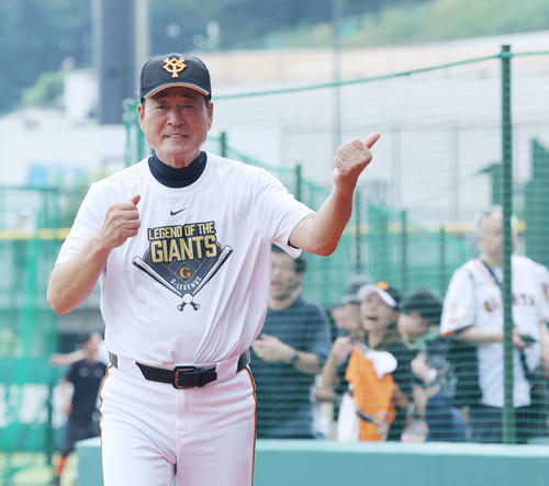 巨人OB対巨人女子軟式野球チーム　試合前、ファンサービスを終え移動する中畑氏（撮影・河田真司）