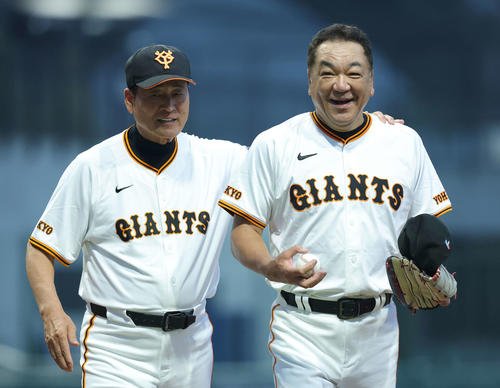巨人OB対巨人女子軟式野球チーム　1回表、降板となり、中畑監督（左）に迎えられ笑顔を見せる槙原氏（撮影・河田真司）