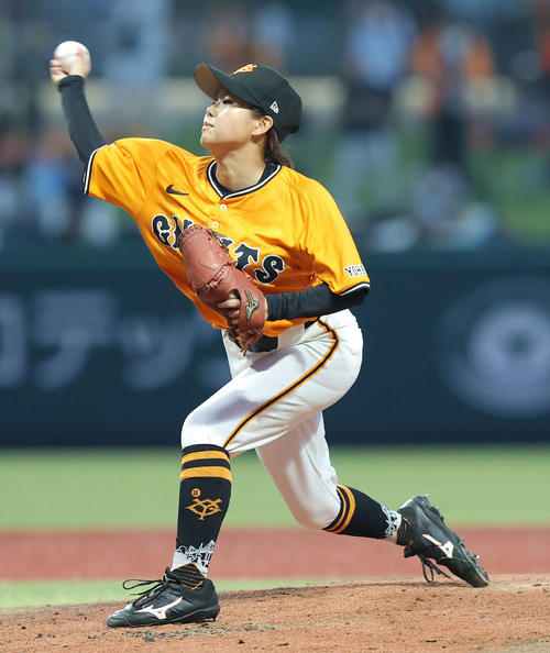 巨人OB対巨人女子軟式野球チーム　先発登板する巨人女子軟式野球チーム伊藤（撮影・河田真司）