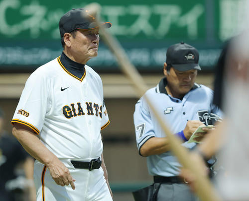 巨人OB対巨人女子軟式野球チーム　1回裏を終え、選手交代を告げる中畑監督（撮影・河田真司）