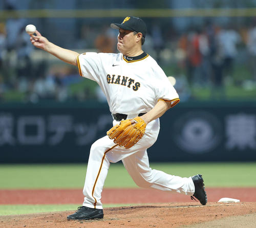 巨人OB対巨人女子軟式野球チーム　2回表、力投する斎藤氏（撮影・河田真司）