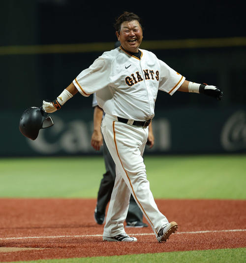 巨人OB対巨人女子軟式野球チーム　3回裏、出塁し笑顔を見せる大久保氏（撮影・河田真司）