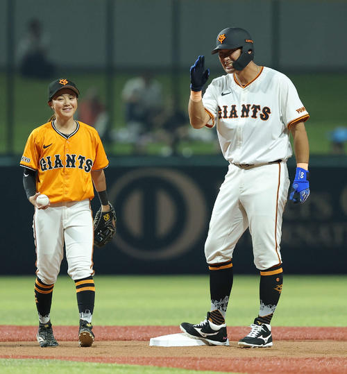 巨人OB対巨人女子軟式野球チーム　3回裏、適時二塁打を放ち出塁する大田氏（撮影・河田真司）