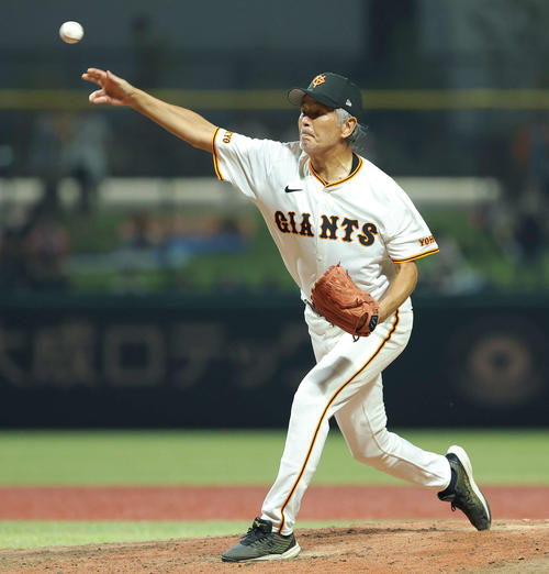 巨人OB対巨人女子軟式野球チーム　4回表、力投する定岡氏（撮影・河田真司）