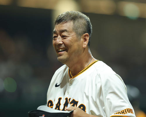 巨人OB対巨人女子軟式野球チーム　5回表、笑顔でベンチに戻る角氏（撮影・河田真司）