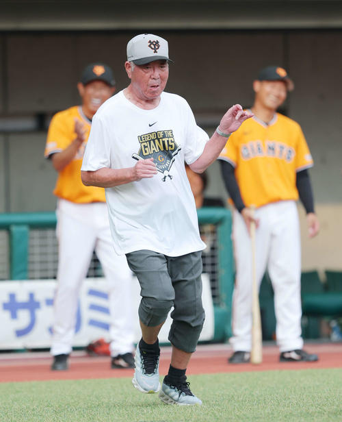 巨人OB対巨人女子軟式野球チーム　試合前、長嶋茂雄さんのまねをする所憲佐氏（撮影・河田真司）