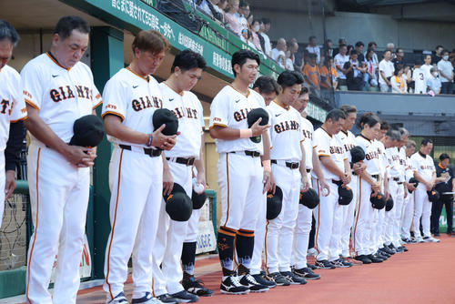 巨人OB対巨人女子軟式野球チーム　試合前、長嶋茂雄さんに黙とうを捧げる巨人OB（撮影・河田真司）
