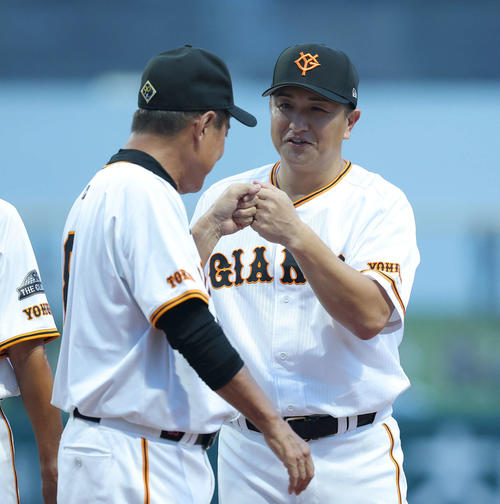 巨人OB対巨人女子軟式野球チーム　　試合前、スタメン登場でグータッチを交わす原氏（左）と高橋氏（撮影・河田真司）