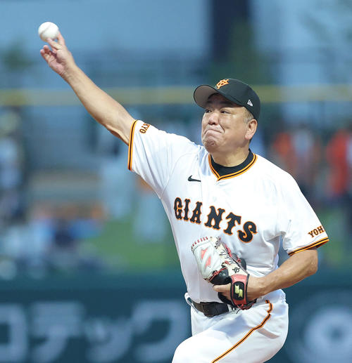 巨人OB対巨人女子軟式野球チーム　先発登板する巨人OB槙原氏（撮影・河田真司）