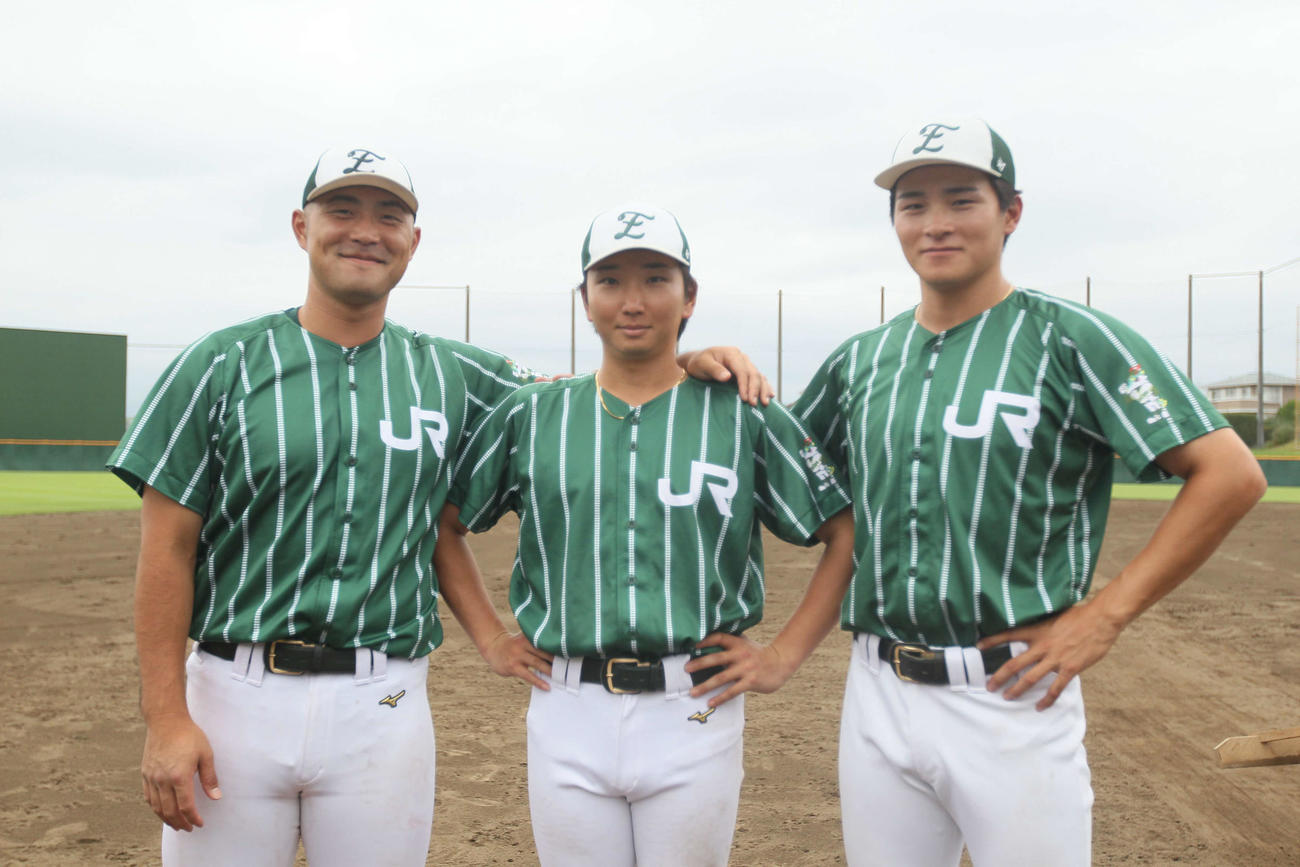 亜大出身のJR東日本東北、左から丸山、小山、浦林（撮影・高橋香奈）