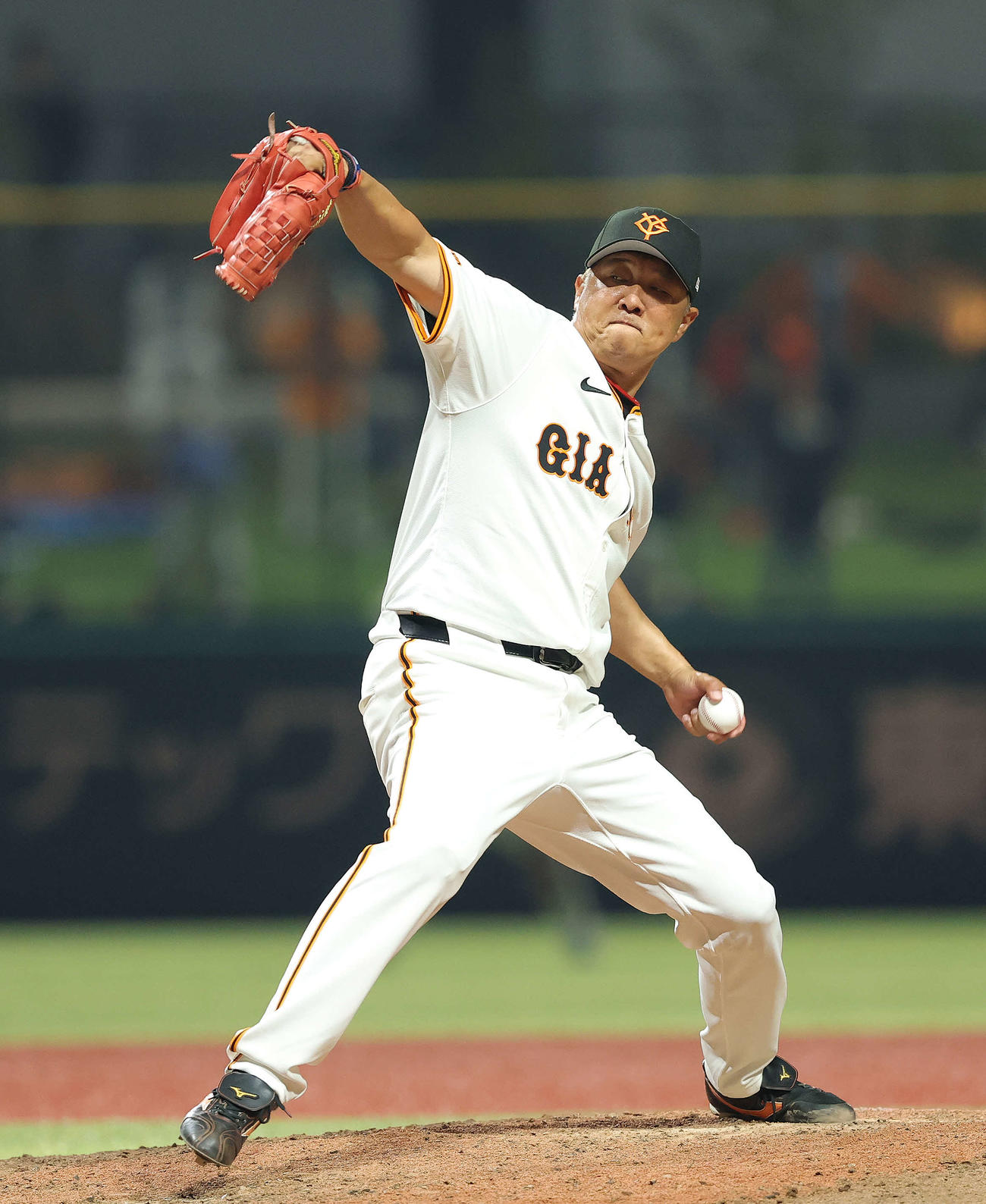 巨人OB対巨人女子軟式野球チーム　7回表、力投する岡島氏（撮影・河田真司）