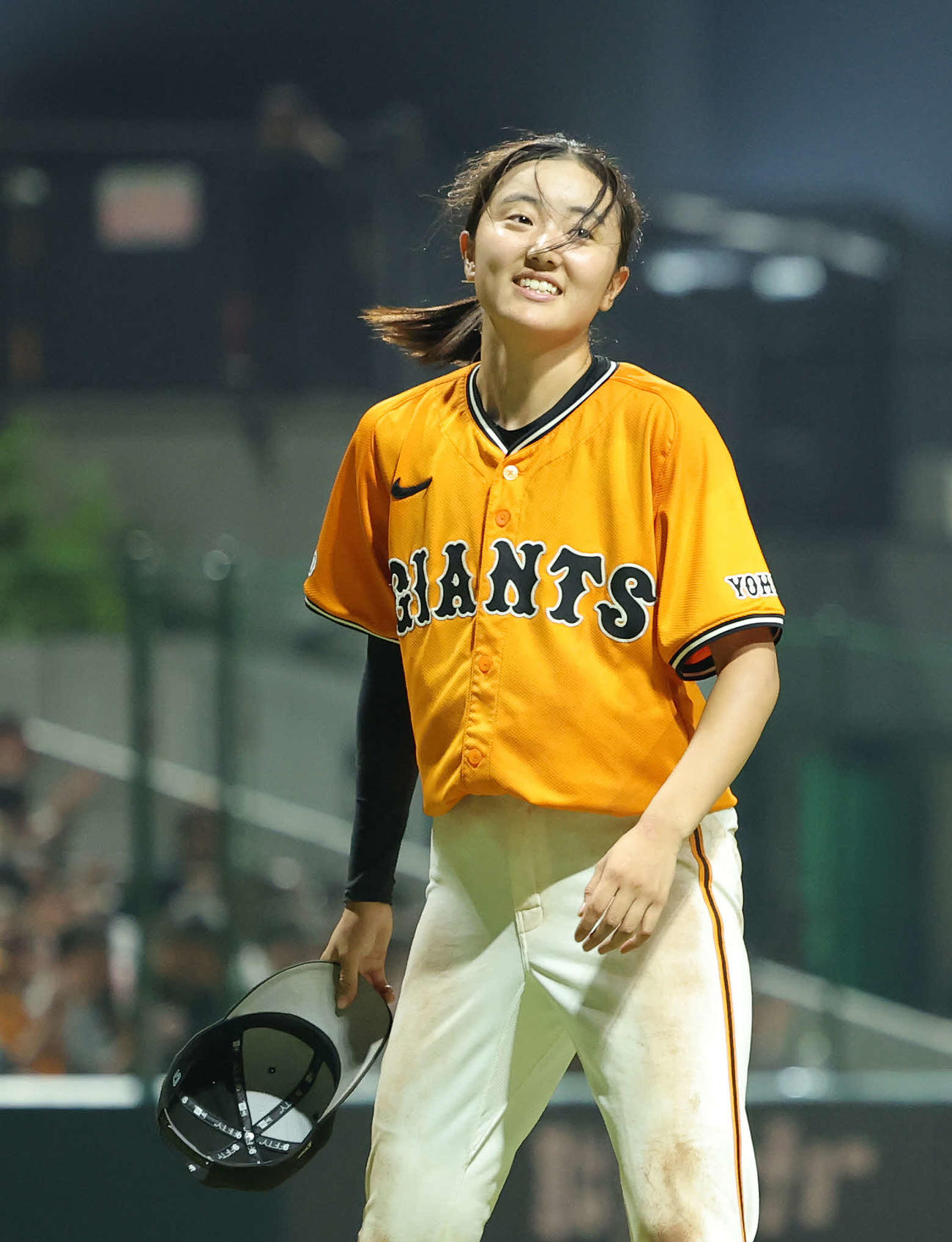 試合後インタビューに臨む巨人女子軟式野球チーム佐々木（撮影・河田真司）