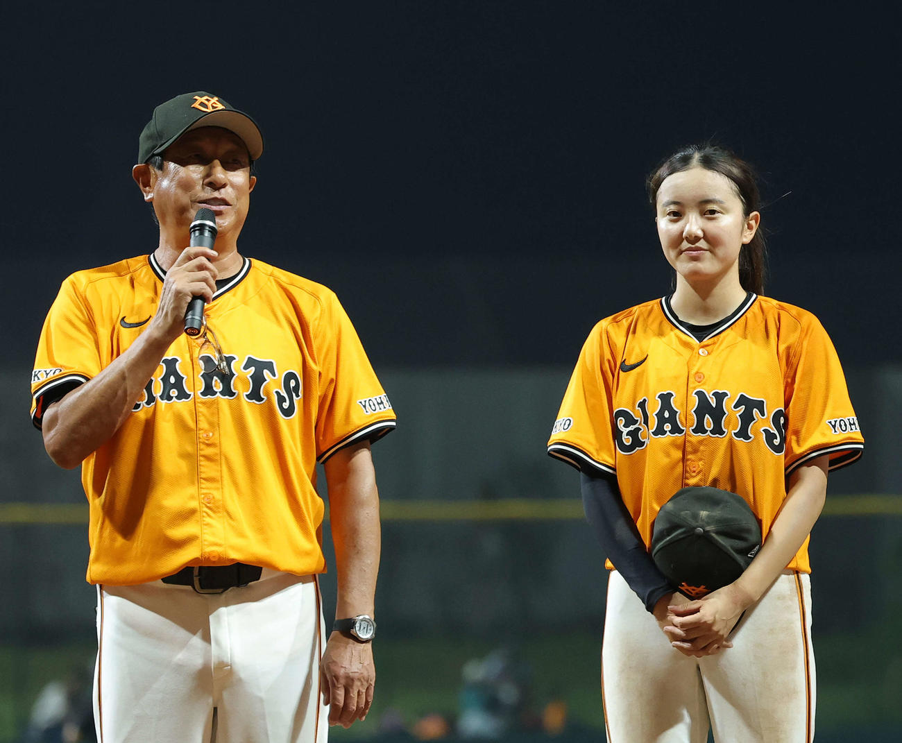 試合後インタビューに臨む巨人女子軟式野球チーム宮本監督（左）と佐々木（撮影・河田真司）
