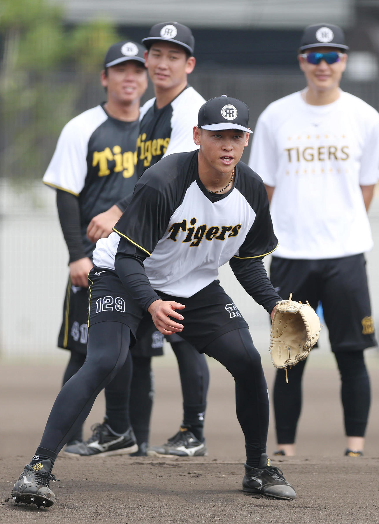 ノックを受ける阪神早川（手前）ら（撮影・前田充）