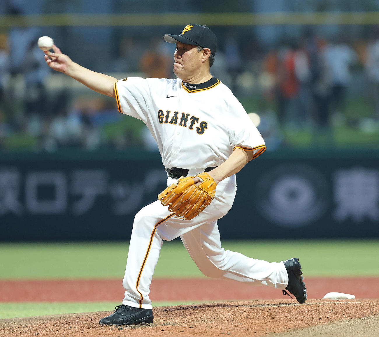 巨人OB対巨人女子軟式野球チーム　2回表、力投する斎藤氏（撮影・河田真司）