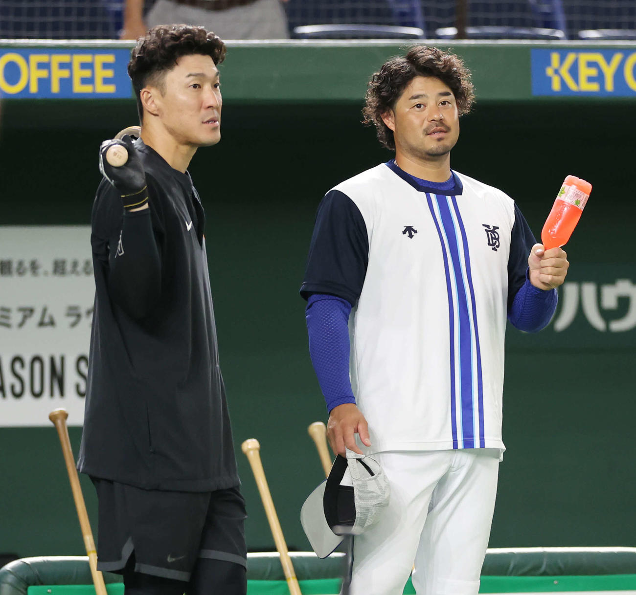巨人対DeNA　試合前、会話する巨人梶谷（左）とDeNA宮崎（2023年7月8日撮影）