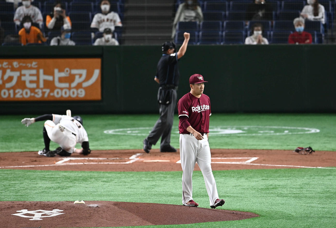 巨人対楽天　1回裏巨人無死、田中将は足に当たって痛がるほどの変化球で梶谷（左）を空振り三振に仕留める（2021年3月20日撮影）
