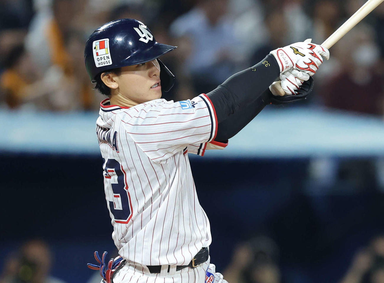 20日の巨人戦、右翼線に適時二塁打を放つヤクルト内山壮真（2025年8月20日撮影）