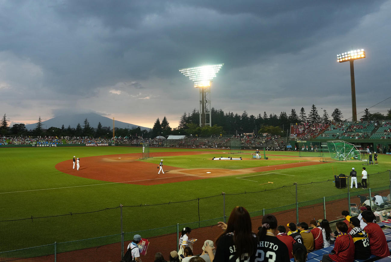 楽天対ソフトバンク　試合の行われる弘前はるか夢球場。後方左は岩木山（撮影・足立雅史）