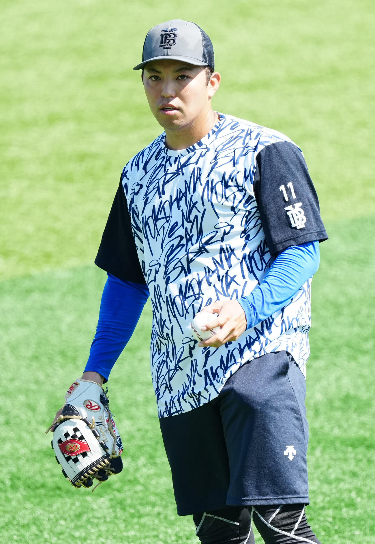 DeNA対阪神　試合前練習でキャッチボールするDeNA東（撮影・江口和貴）