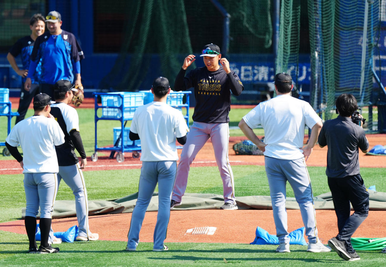 DeNA対阪神　練習開始前、横浜スタジアムのマウンドの感触を確かめる阪神早川（中央）（撮影・江口和貴）