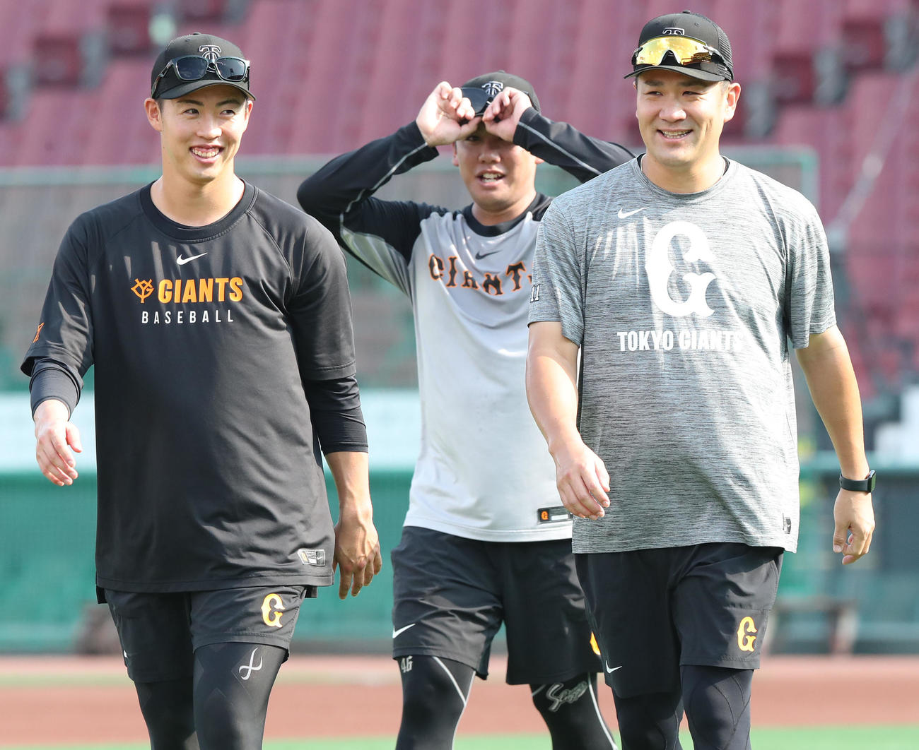 広島対巨人　笑顔で外野へ向かう森田（左）と田中将（撮影・梅根麻紀）