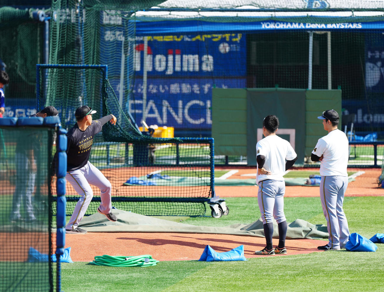 DeNA対阪神　練習開始前、横浜スタジアムのマウンドの感触を確かめる阪神早川（左）（撮影・江口和貴）