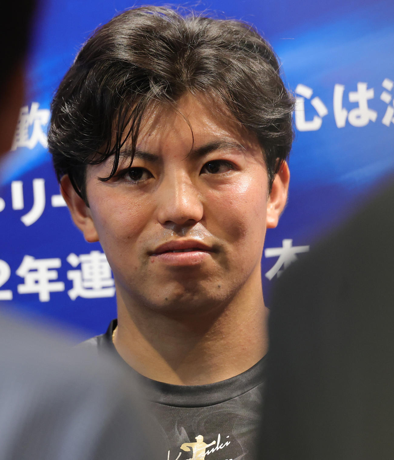 取材対応するDeNA東（撮影・野上伸悟）