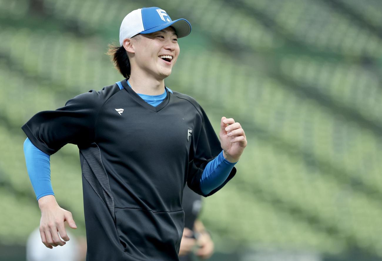西武対日本ハム　試合前、笑顔で練習に臨む日本ハム山崎（撮影・河田真司）