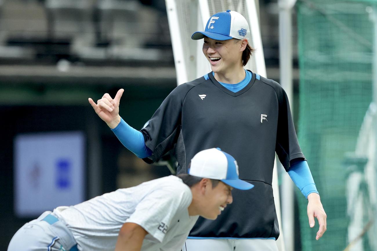 西武対日本ハム　試合前、笑顔で練習に臨む日本ハム山崎（撮影・河田真司）