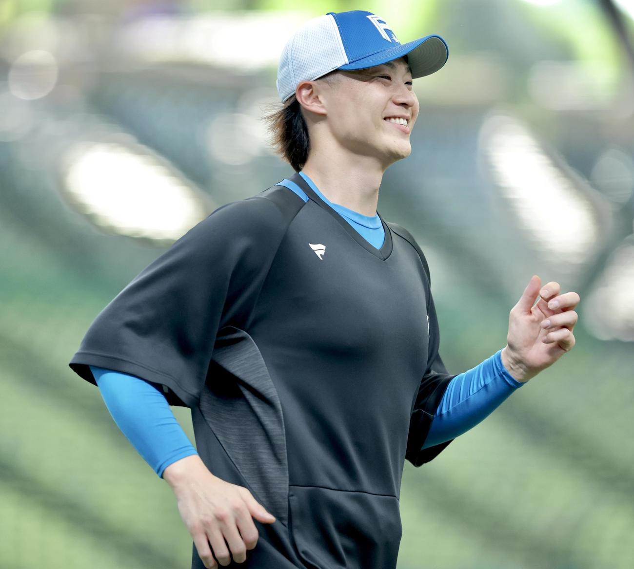 西武対日本ハム　試合前、笑顔で練習に臨む日本ハム山崎（撮影・河田真司）