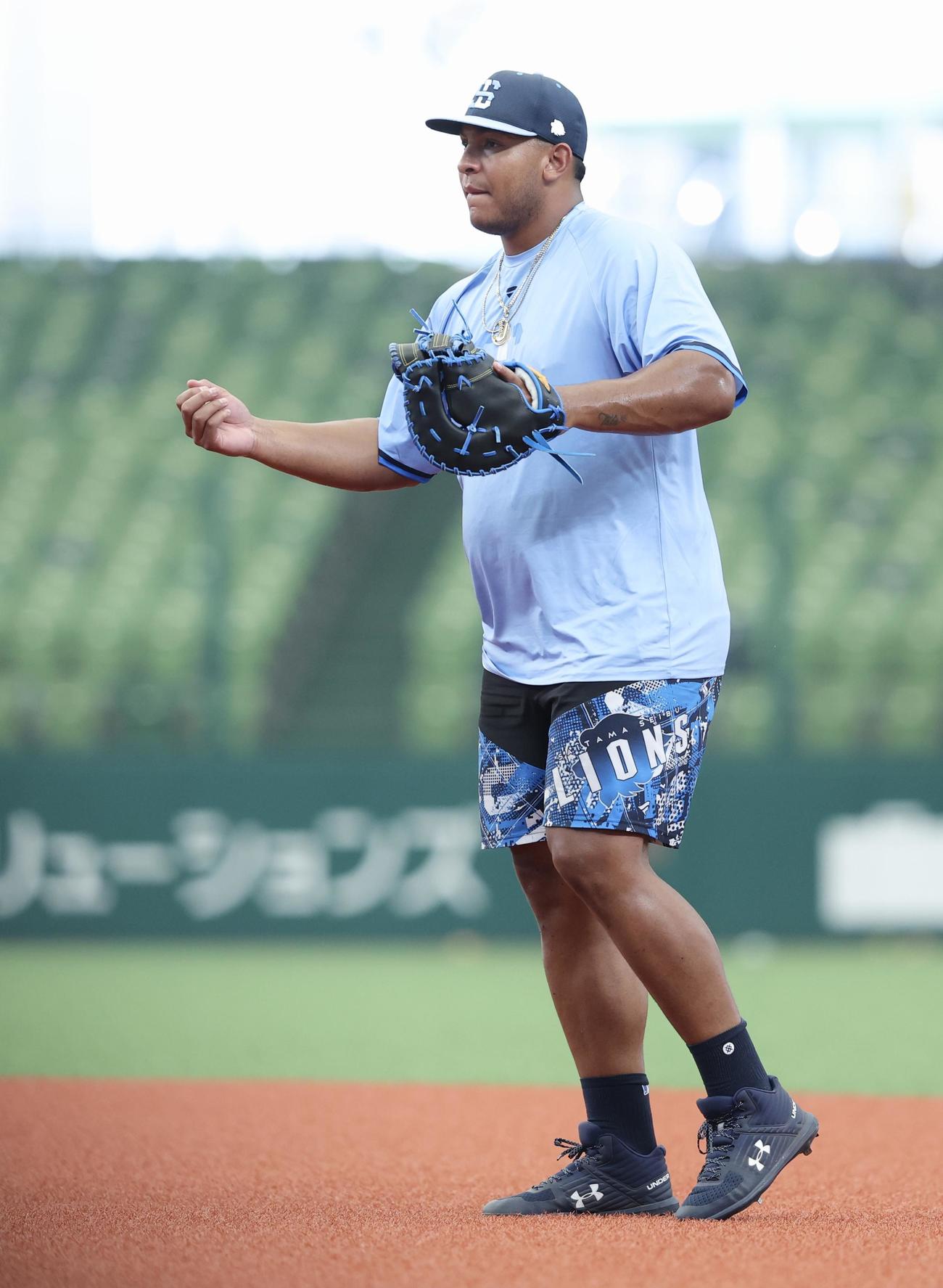 西武対日本ハム　試合前、練習に臨む西武セデーニョ（撮影・河田真司）