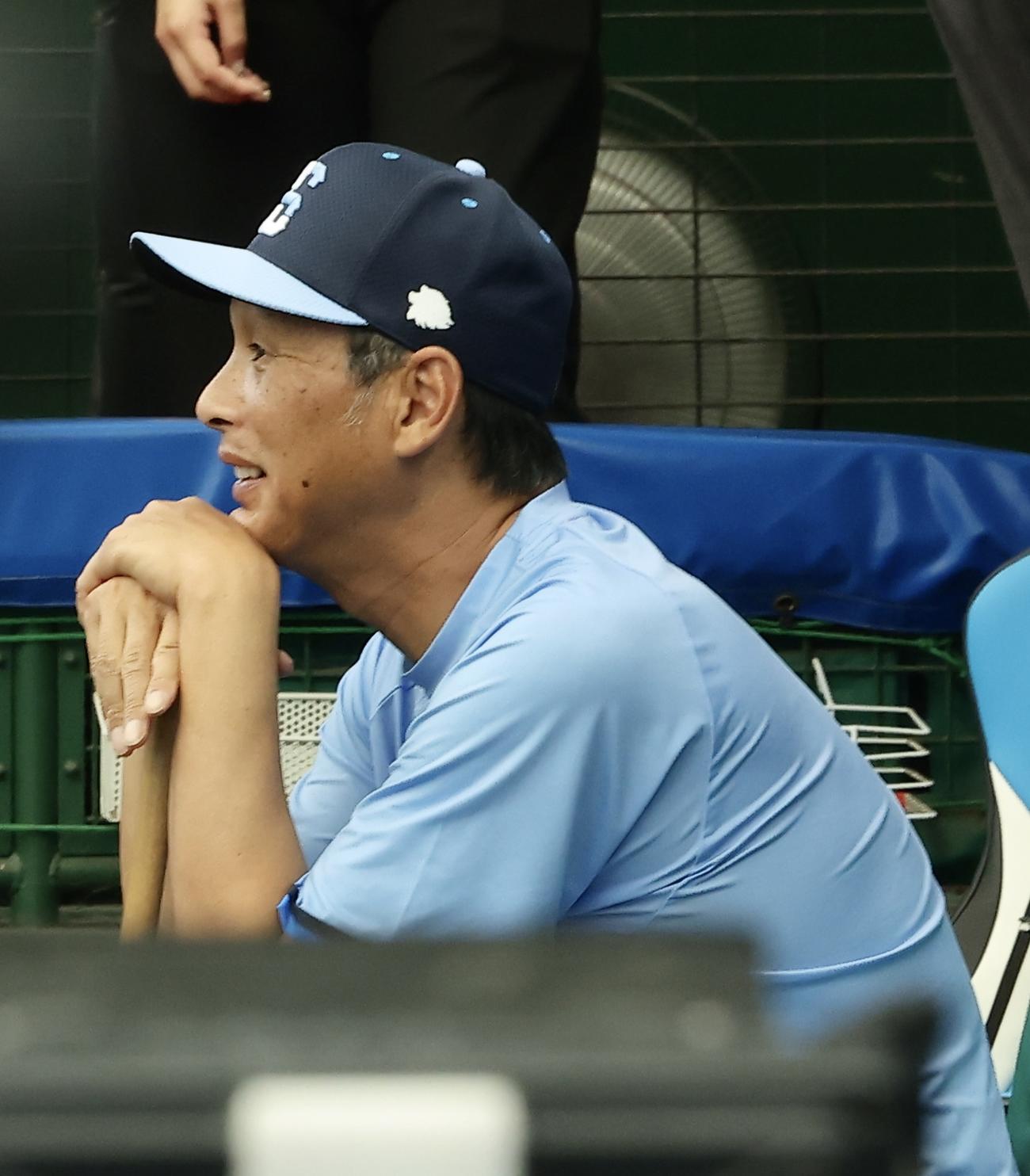 西武対日本ハム　試合前、練習を見守る西武西口監督（撮影・河田真司）