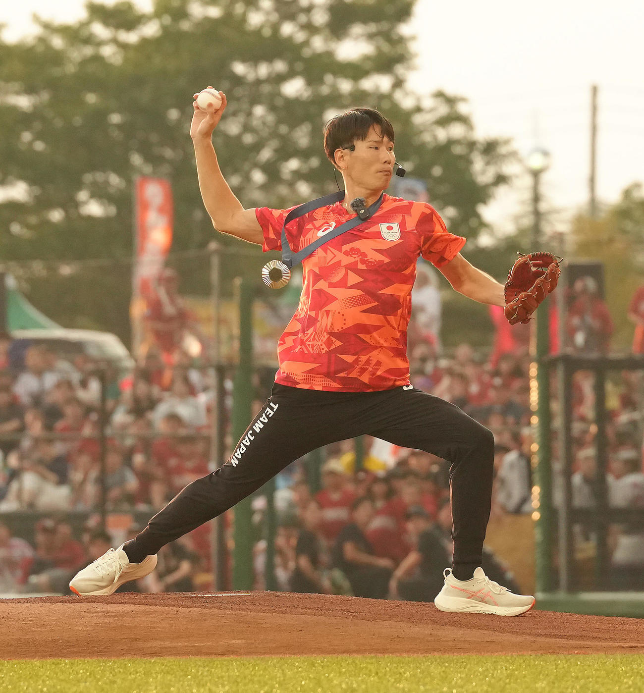 楽天対ソフトバンク　セレモニアルピッチを務めたパリ五輪近代5種銀メダリストの佐藤（撮影・足立雅史）