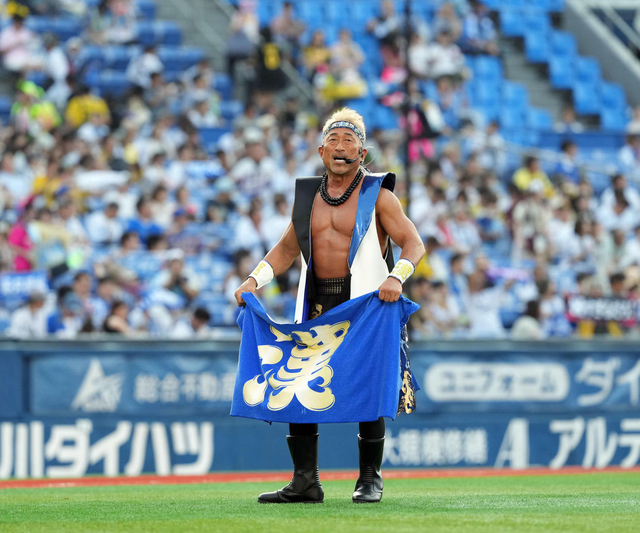DeNA対阪神　「横浜漢祭」のオープニングに登場しスタジアムを盛り上げる角田信朗（撮影・たえ見朱実）