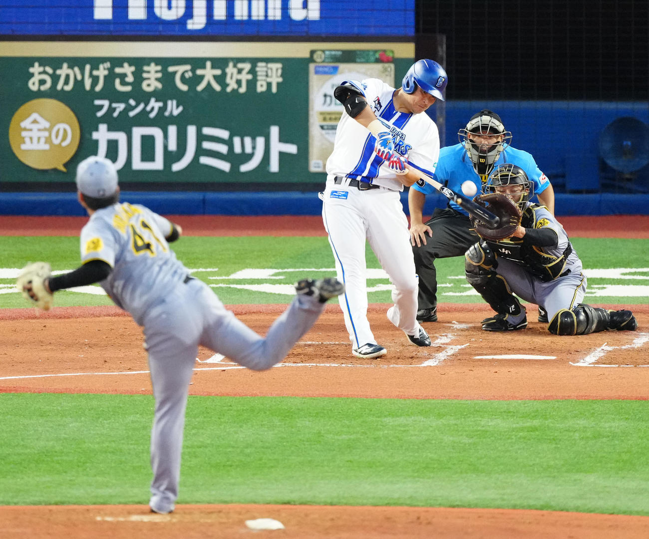 DeNA対阪神　2回裏DeNA無死、先制ソロ本塁打を放つ筒香。投手村上（撮影・江口和貴）